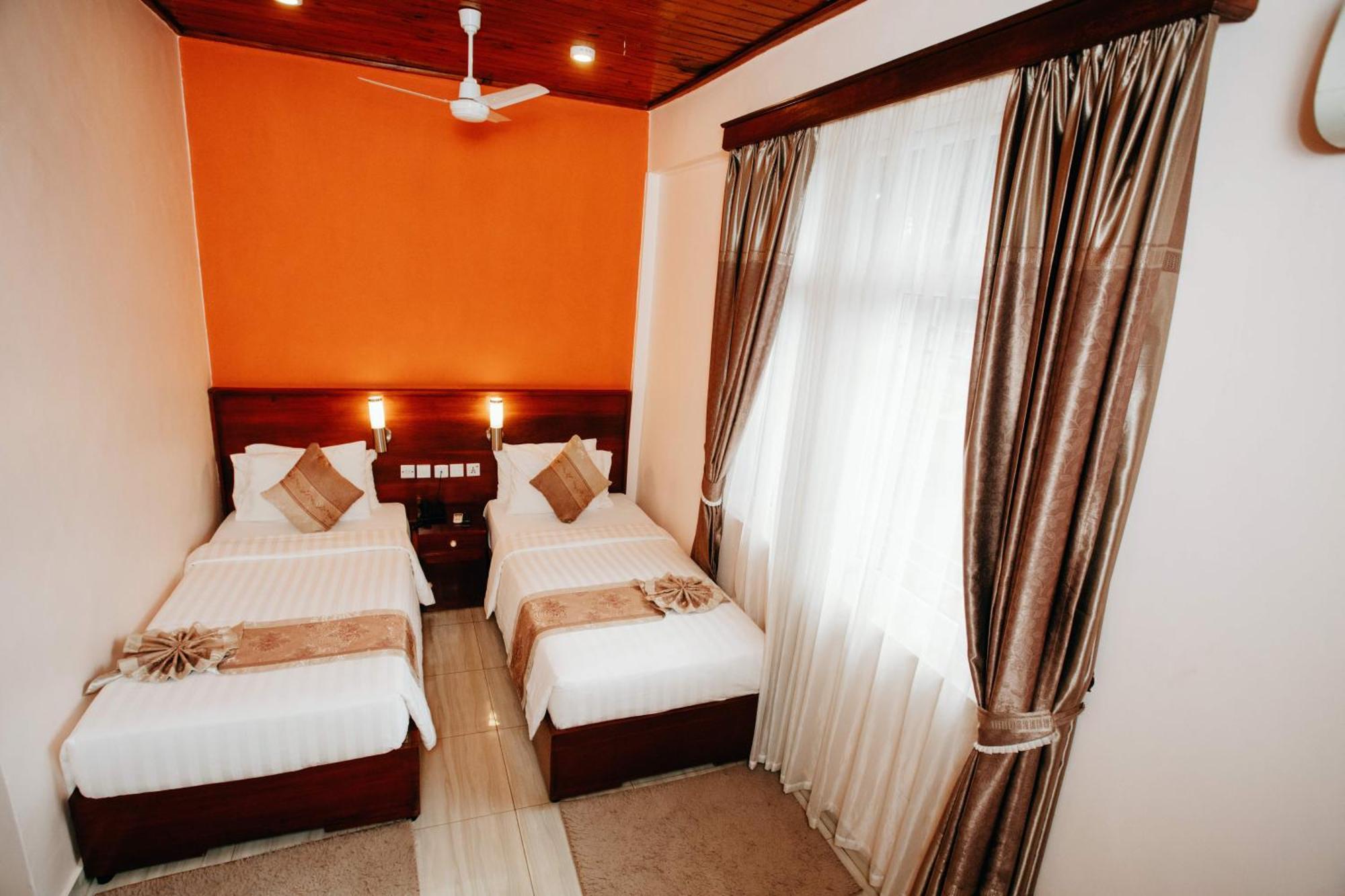 Keys Hotel Моши Екстериор снимка
