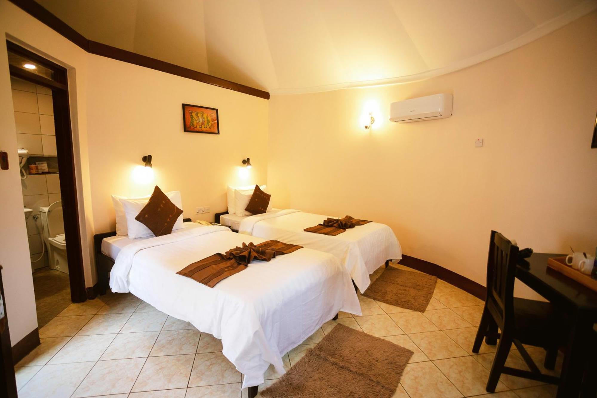Keys Hotel Моши Екстериор снимка