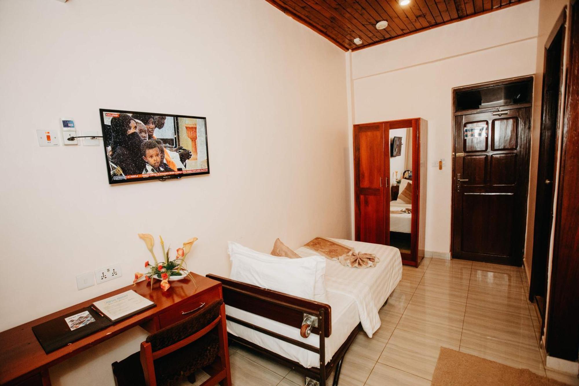 Keys Hotel Моши Екстериор снимка