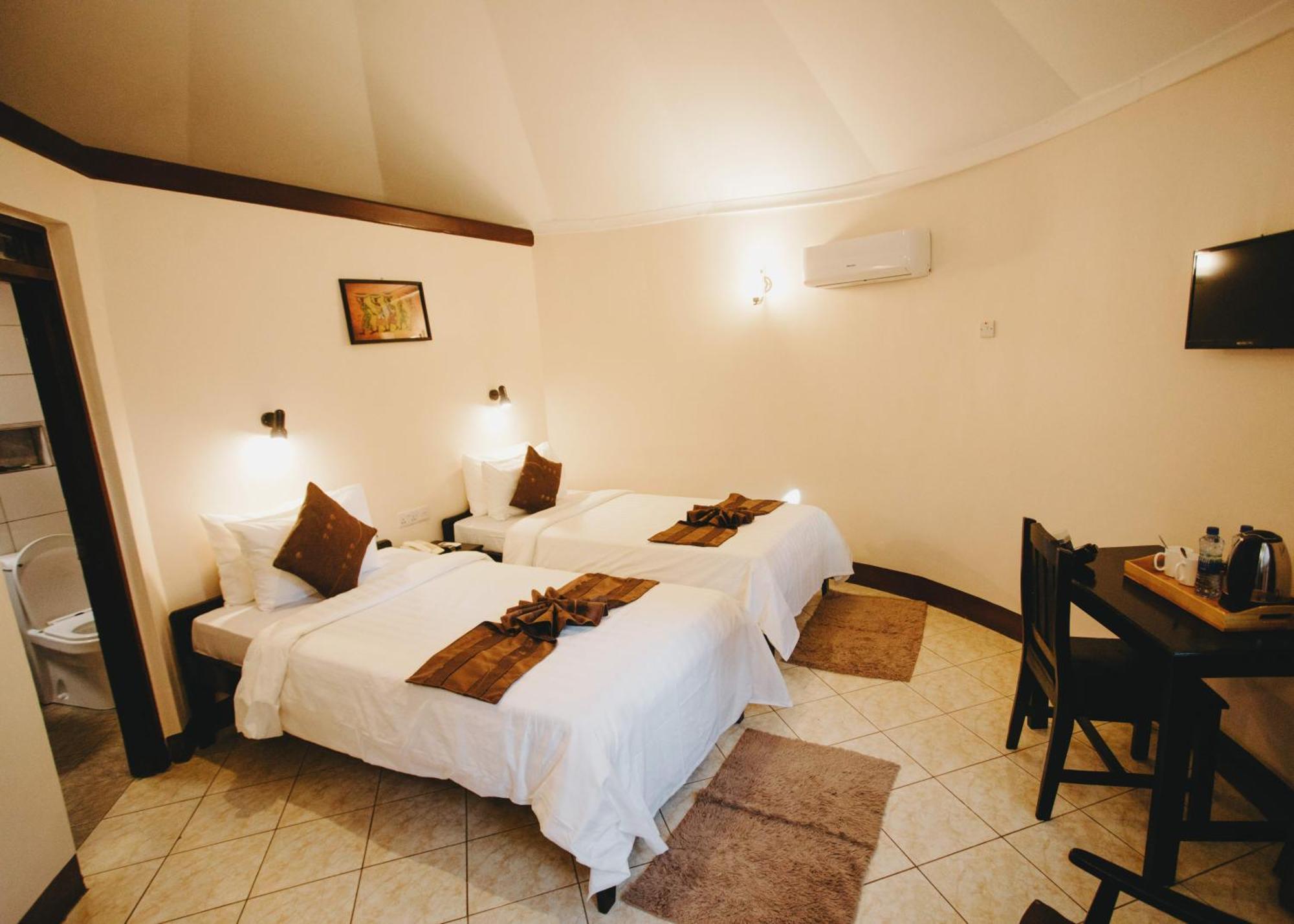 Keys Hotel Моши Екстериор снимка