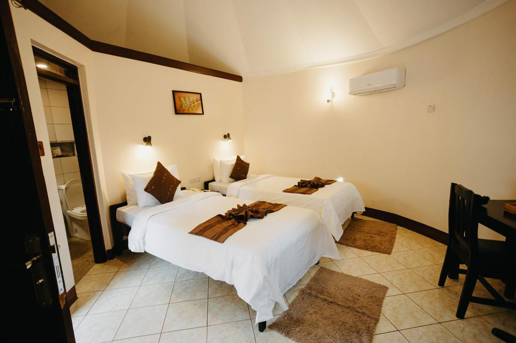 Keys Hotel Моши Екстериор снимка