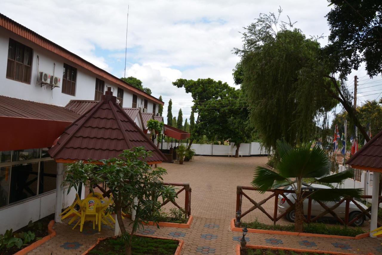 Keys Hotel Моши Екстериор снимка